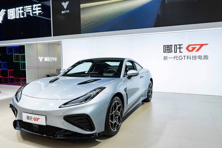 重庆135哪吒汽车在智能汽车领域的表现，领途汽车在新能源汽车市场中的影响力